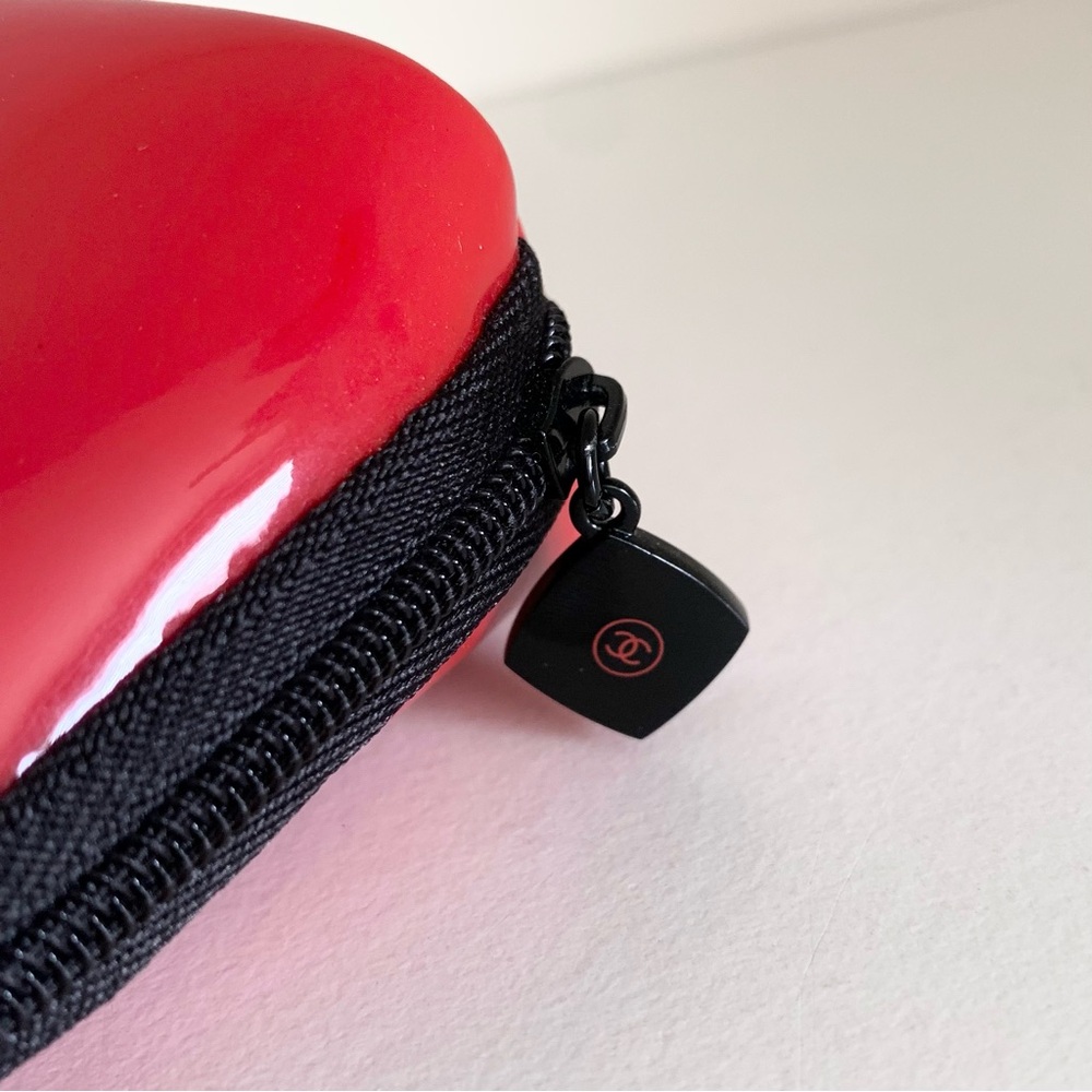 Hold Chanel Red zippy pouch - Picture 5 of 15